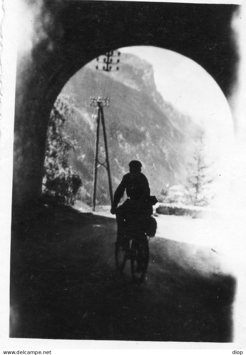 Photographie Photo Vintage Snapshot La Grave V&eacute;lo Dos Tunnel - Lugares