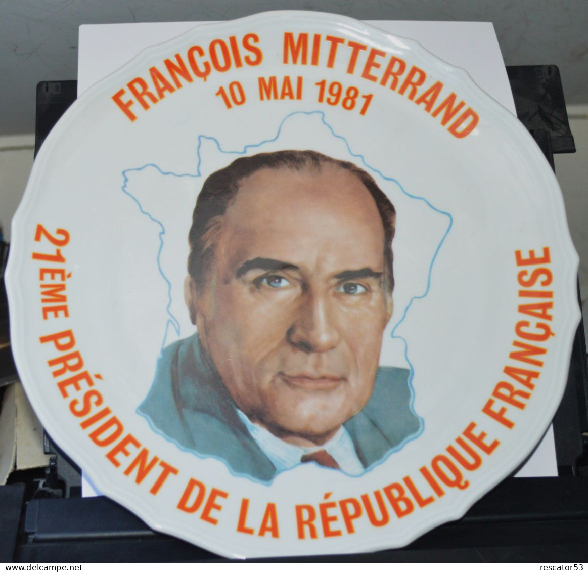 Rare Assiette Porcelaine De Sologne François Mitterrand 10 Mai 1981 25.5 X 25.5 Cm - Autres & Non Classés