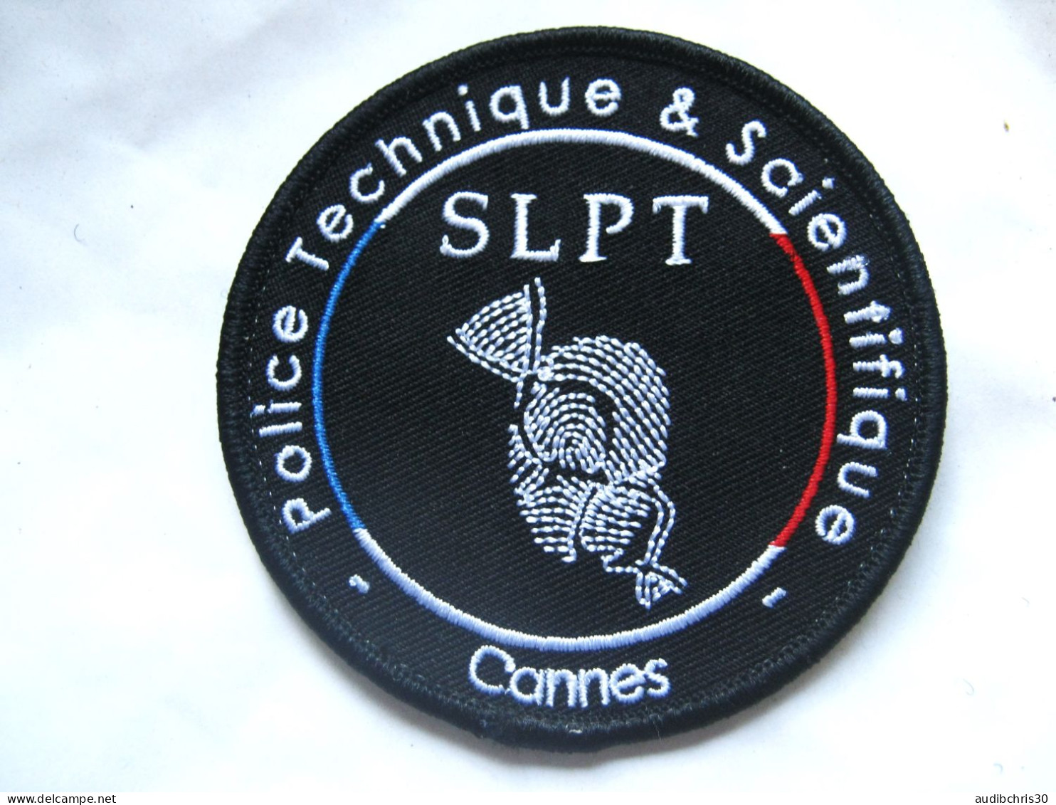 ECUSSON POLICE PTS / SLPT DE CANNES 06 (fond Noir) SCRATCH AU DOS 85MM ETAT EXCELLENT - Polizei