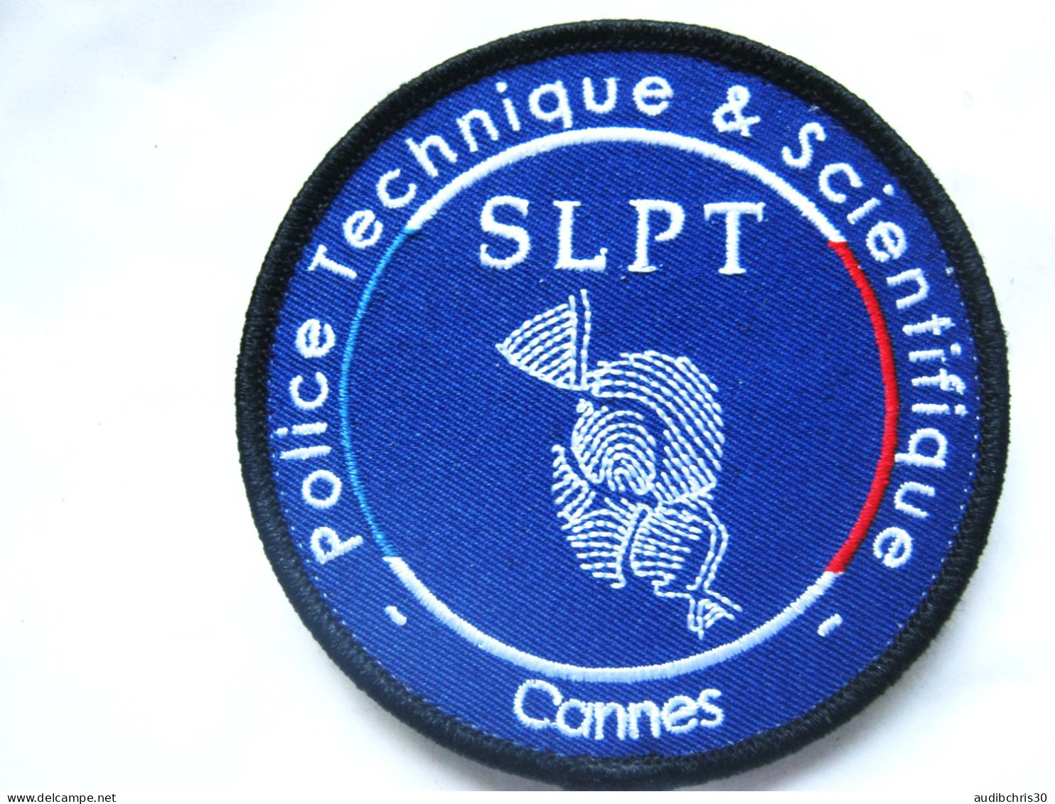 ECUSSON POLICE PTS / SLPT DE CANNES 06 (fond Bleu) SCRATCH AU DOS 85MM ETAT EXCELLENT - Polizei