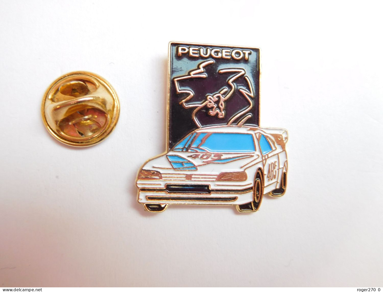 Beau Pin's En Relief  , Auto Peugeot 405 , Verso Quadrillé - Peugeot