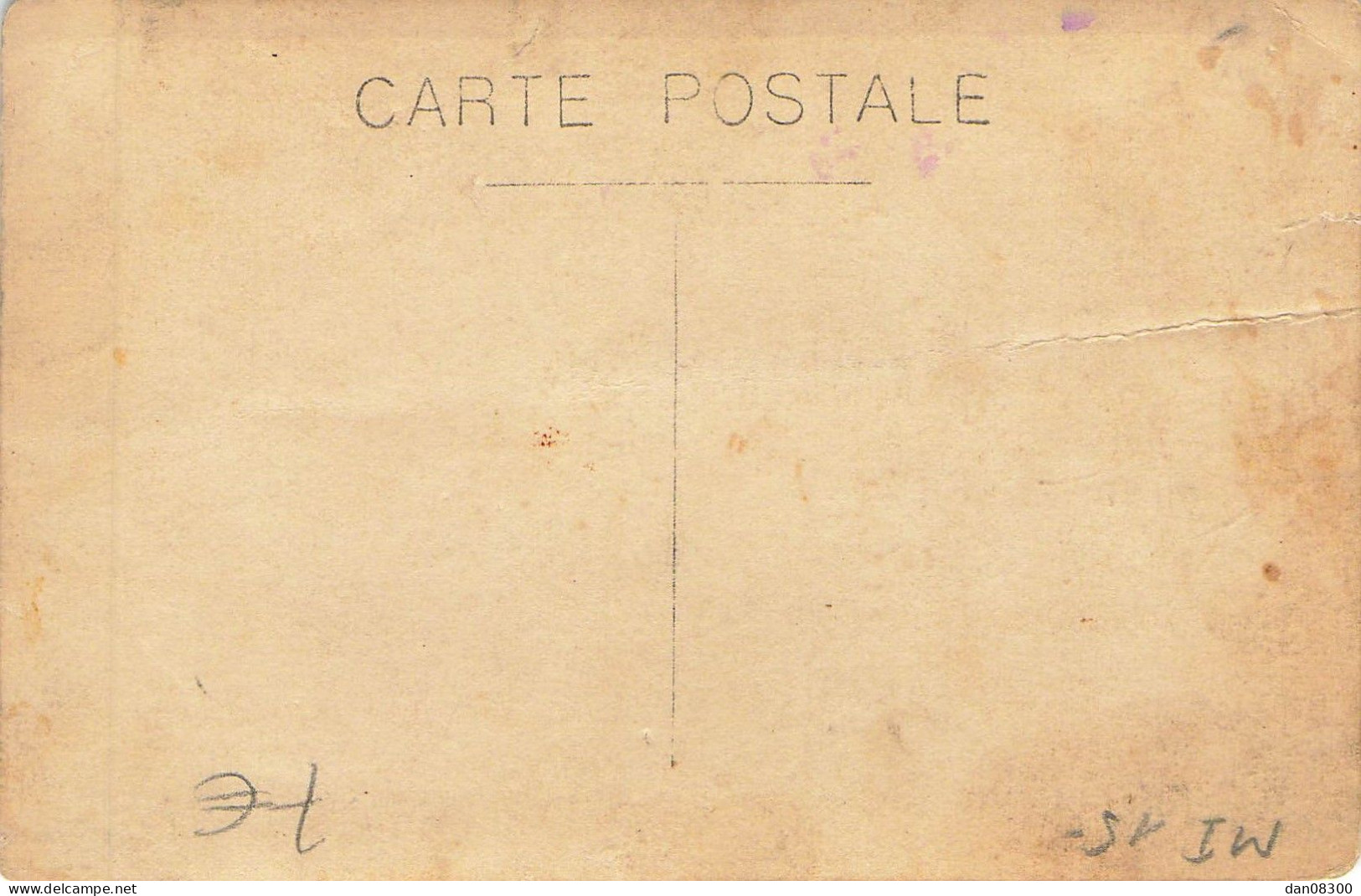 CARTE PHOTO NON IDENTIFIEE HUIT SOLDATS DONT CERTAINS AVEC LE CALOT EN TRAVERS DE LA TETE - Zu Identifizieren