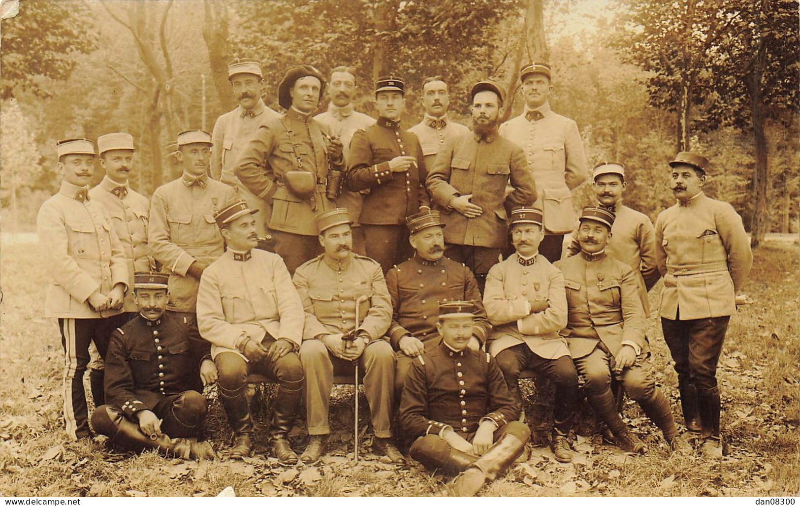 CARTE PHOTO NON IDENTIFIEE GROUPE D'OFFICIERS POSANT PHOTO SOUILLARD 42 RUE CARDINAL LEMOINE PARIS - Zu Identifizieren