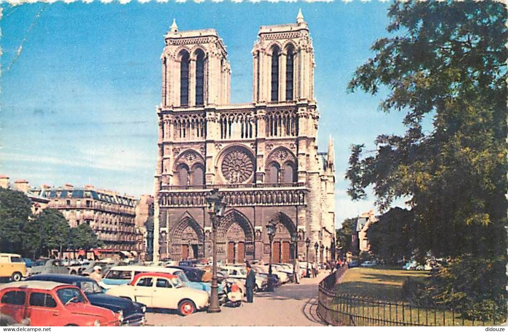 Automobiles - Paris - Cathédrale Notre Dame - CPSM Format CPA - Etat Pli Visible - Voir Scans Recto-Verso - PKW