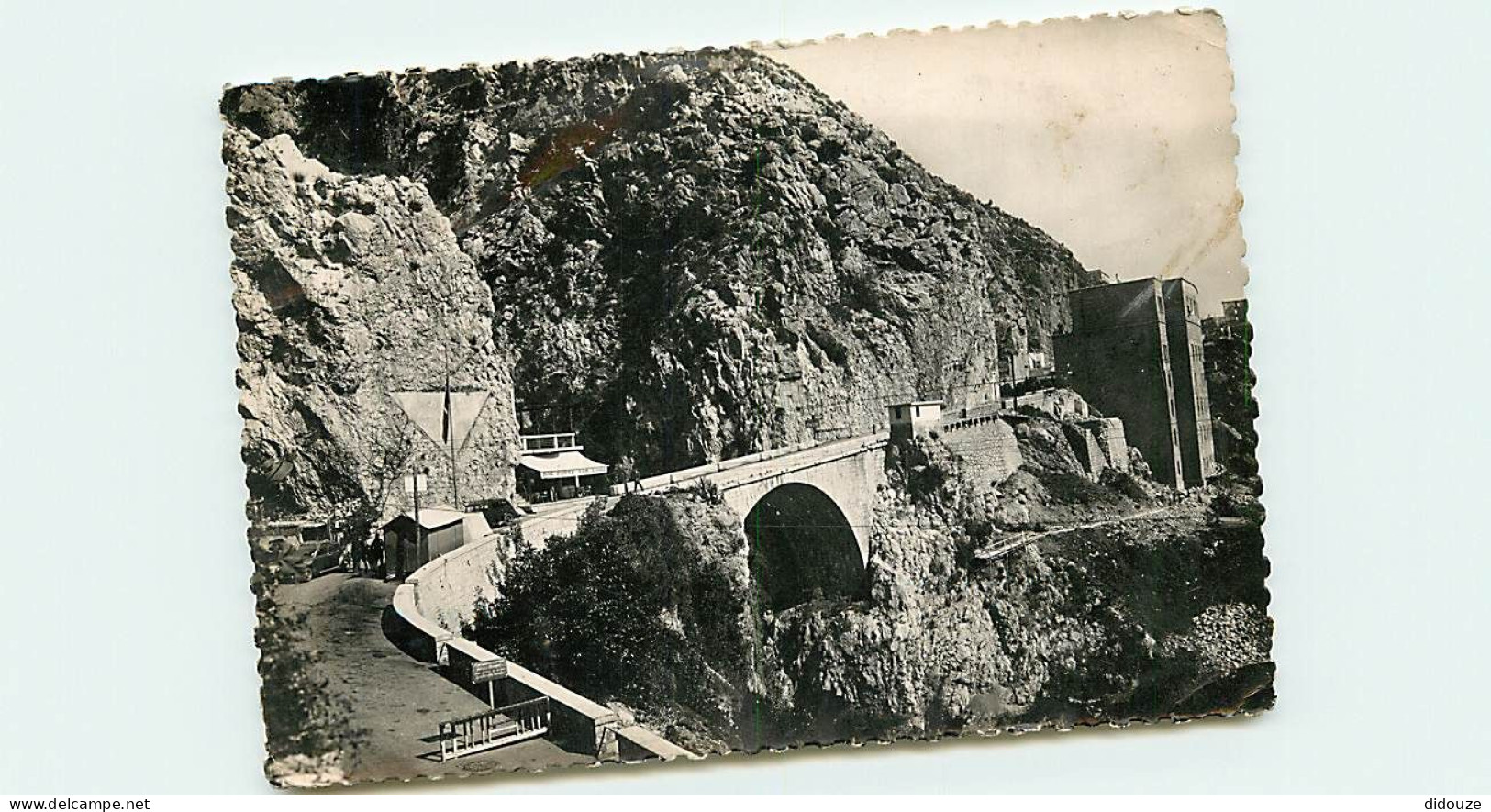 06 - Menton - Frontière Franco-Italienne - Le Pont Saint Louis - Animée - Automobiles - Carte Dentelée - CPSM Grand Form - Menton