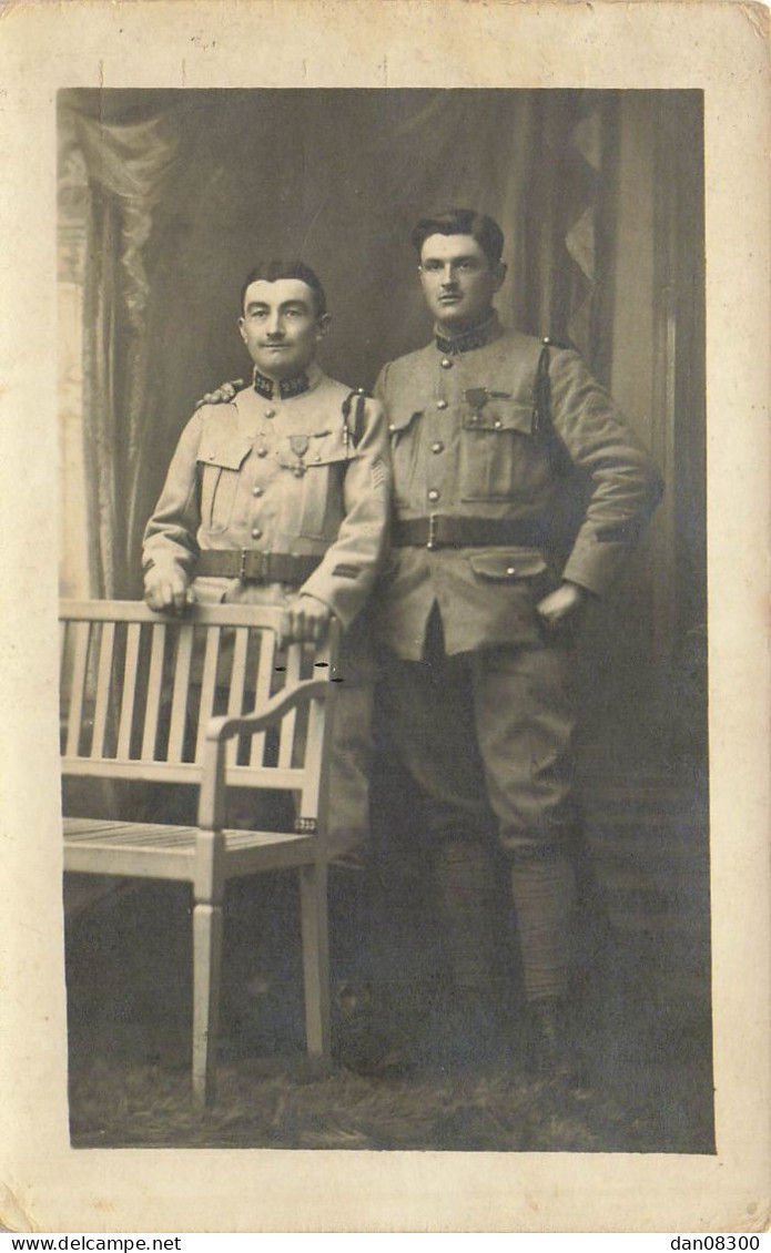 CARTE PHOTO NON IDENTIFIEE DEUX SOLDATS MEDAILLES N° 256 SUR LES COLS - Zu Identifizieren