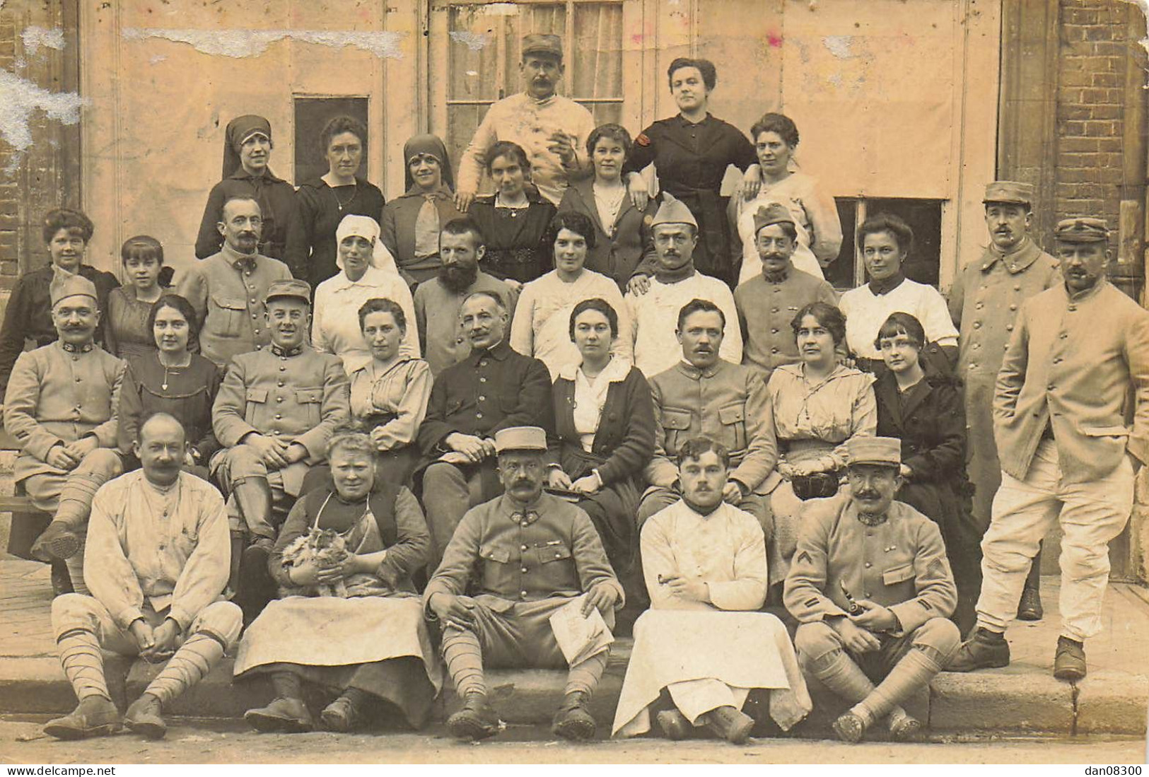 CARTE PHOTO NON IDENTIFIEE DES SOLDATS DES FEMMES DES INFIRMIERES PEUT ETRE UN HOPITAL MILITAIRE - Zu Identifizieren