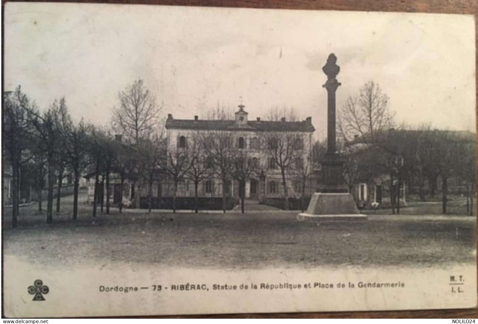 Cpa 24 Dordogne, Ribérac, Statue De La République Et Place De La Gendarmerie, éd MTIL Trèfle - Riberac