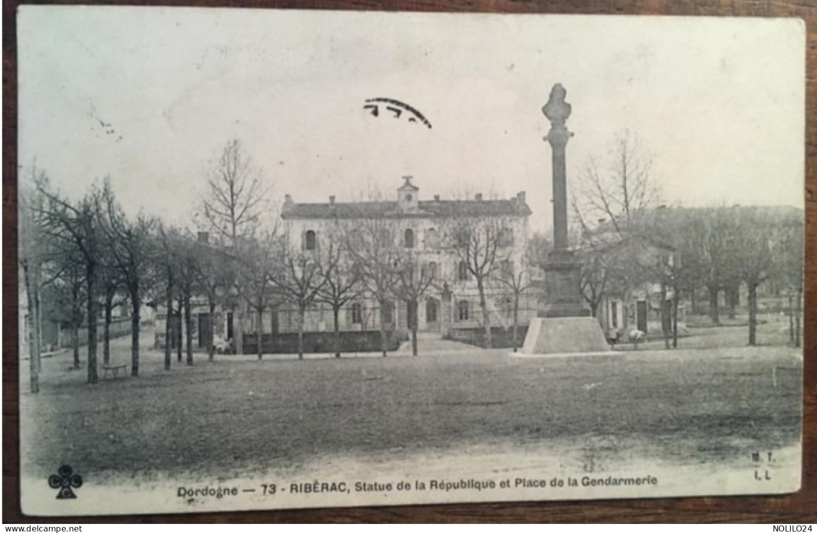 Cpa 24 Dordogne, Ribérac, Statue De La République Et Place De La Gendarmerie, éd MTIL Trèfle, écrite En 1908 - Riberac