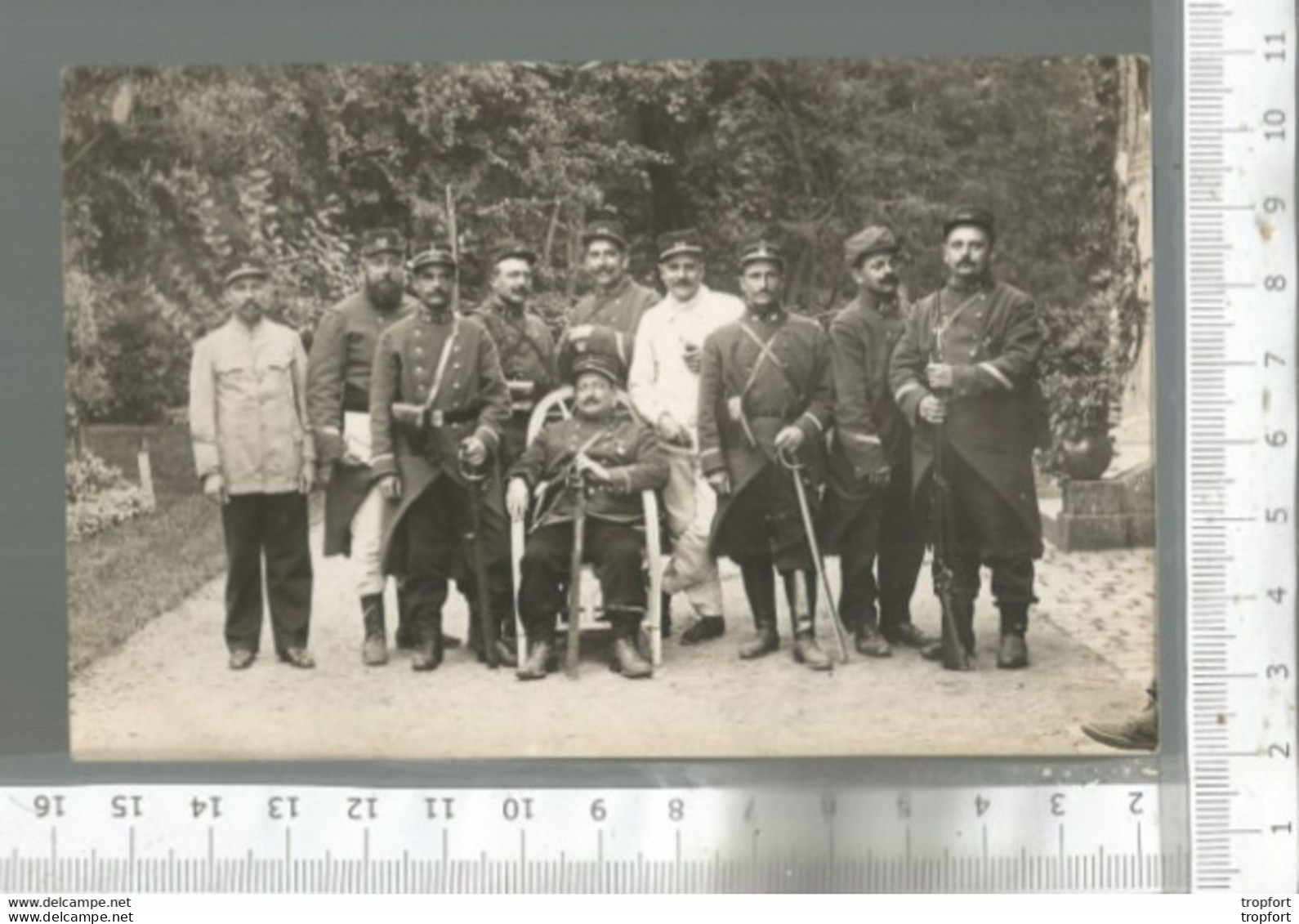 PG / Vintage // CPA PHOTO MILITAIRE Militaria UNIFORME EPEE  GROUPE DE SOLDATS à Identifier // Non Voyagée - Personnages