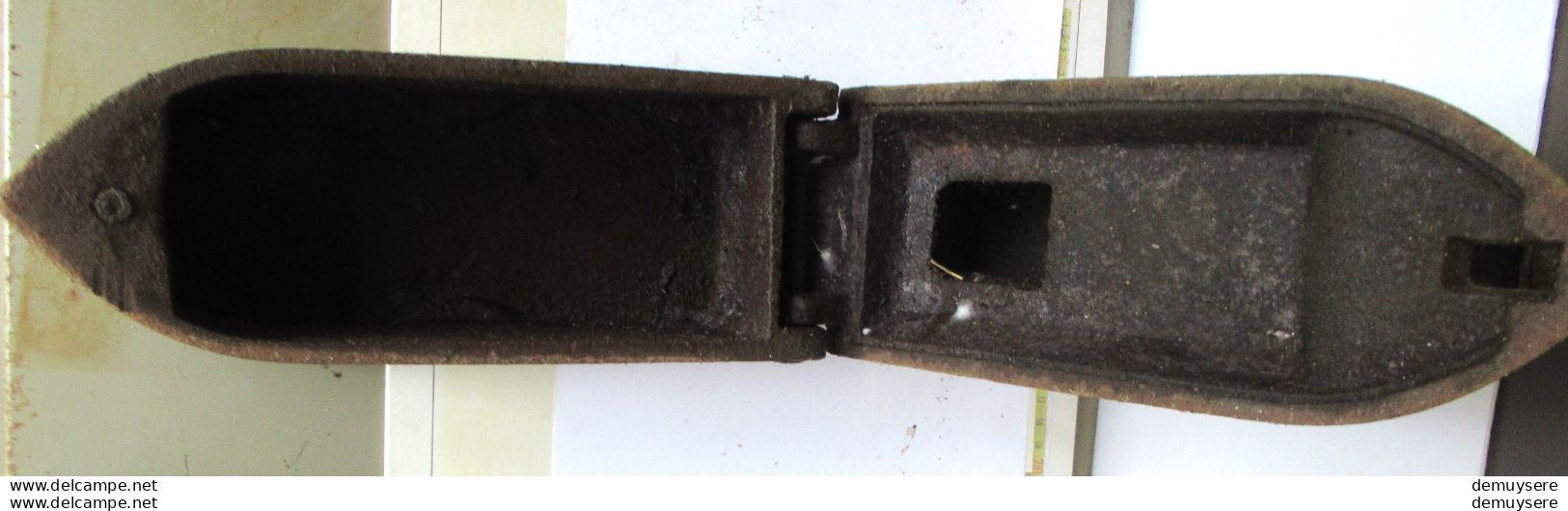 0404 20 - KAS - 20-10 - Antiek Strijkijzer  - Fer Antique  - Paris -  7500  Gram - Antike Werkzeuge