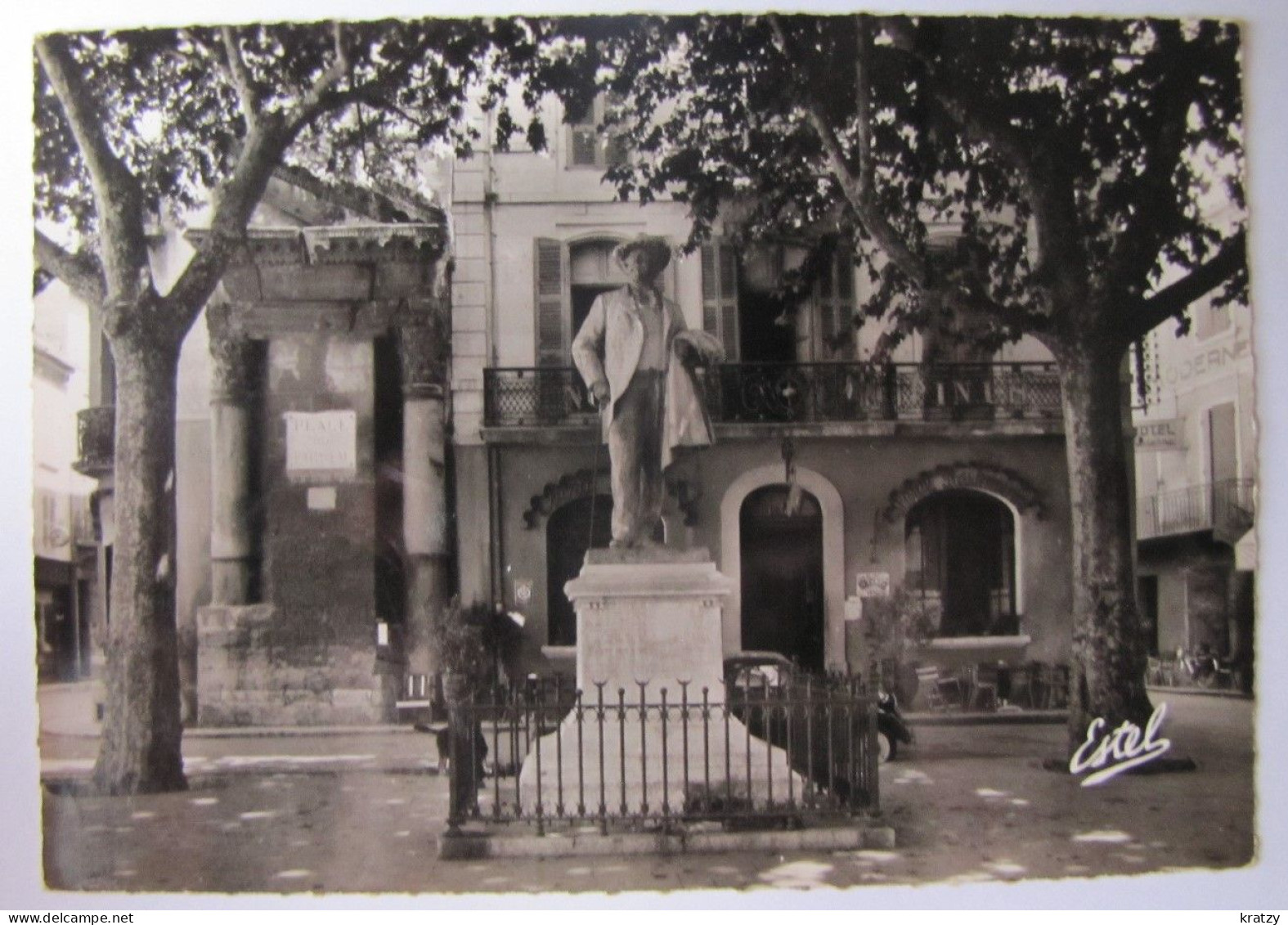 FRANCE - BOUCHES-DU-RHÔNE - ARLES - La Place Du Forum Et La Statue De F. Mistral - Arles