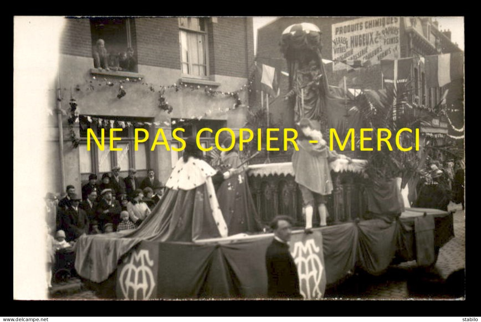 80 - ALBERT - PROCESSION - ANNEES 30 - 40-42-48 RUE CARNOT - CHAR - PANNEAU PTS CHIMIQUES HUGUEUX- CARTE PHOTO ORIGINALE - Albert