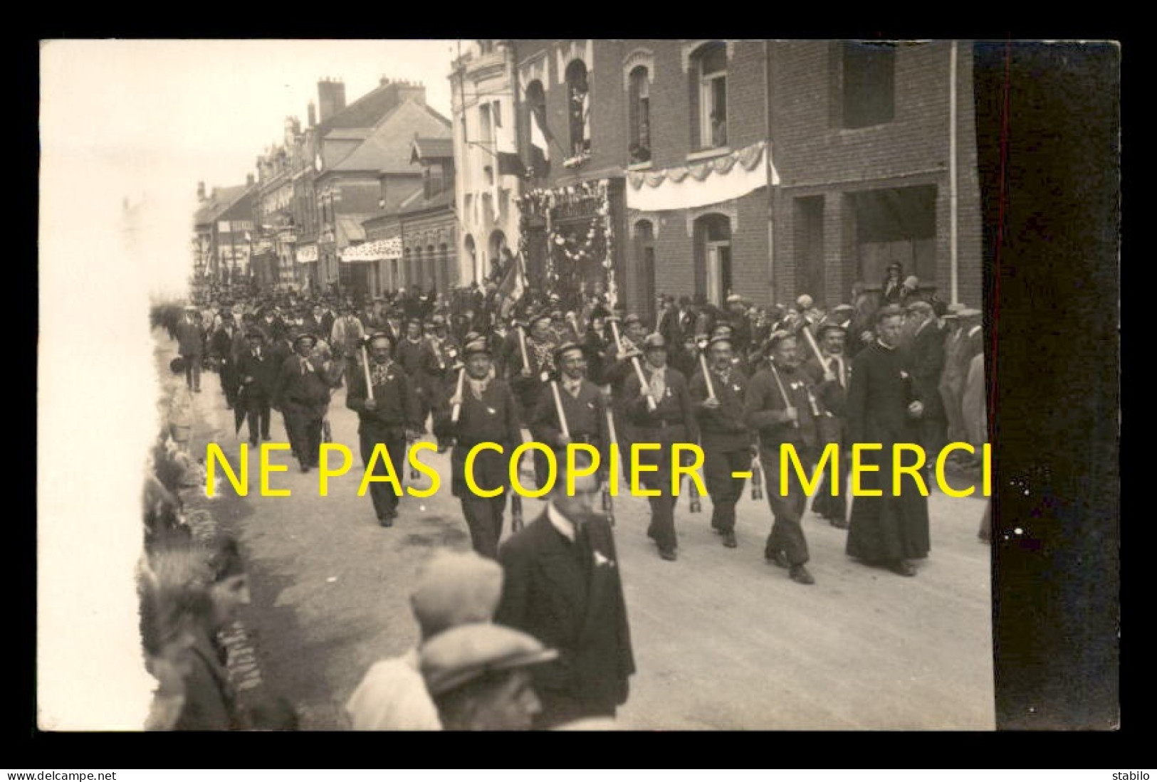 80 - ALBERT - PROCESSION RELIGIEUSE - ANNEES 30 - 4-6-8-10 RUE FELIX FAURE - LES MINEURS - CARTE PHOTO ORIGINALE - Albert