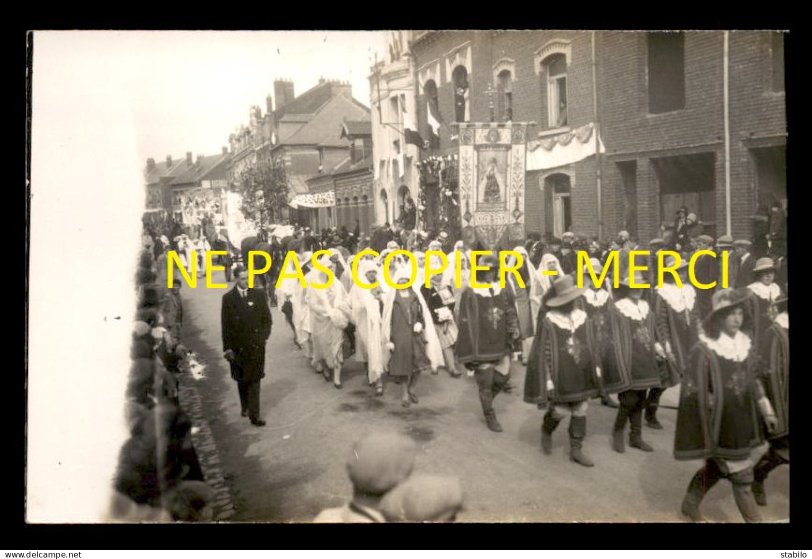 80 - ALBERT - PROCESSION RELIGIEUSE - ANNEES 30 - 4-6-8-10 RUE FELIX FAURE -  CARTE PHOTO ORIGINALE - Albert