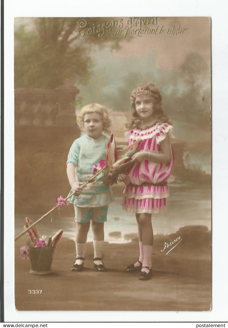 ENFANTS - LITTLE GIRL - Enfant - Jolie Carte Fantaisie Fillettes Avec Fleurs Et Poissons - Poisson D'avril - Portraits