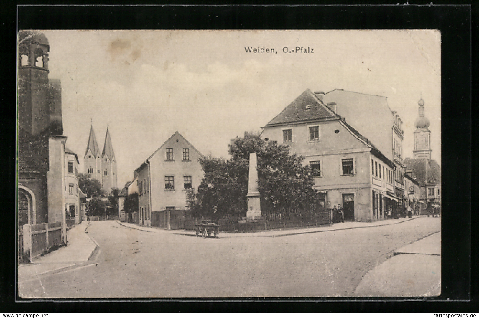 AK Weiden /O.-Pfalz, Strassenpartie Mit Kirche  - Weiden I. D. Oberpfalz