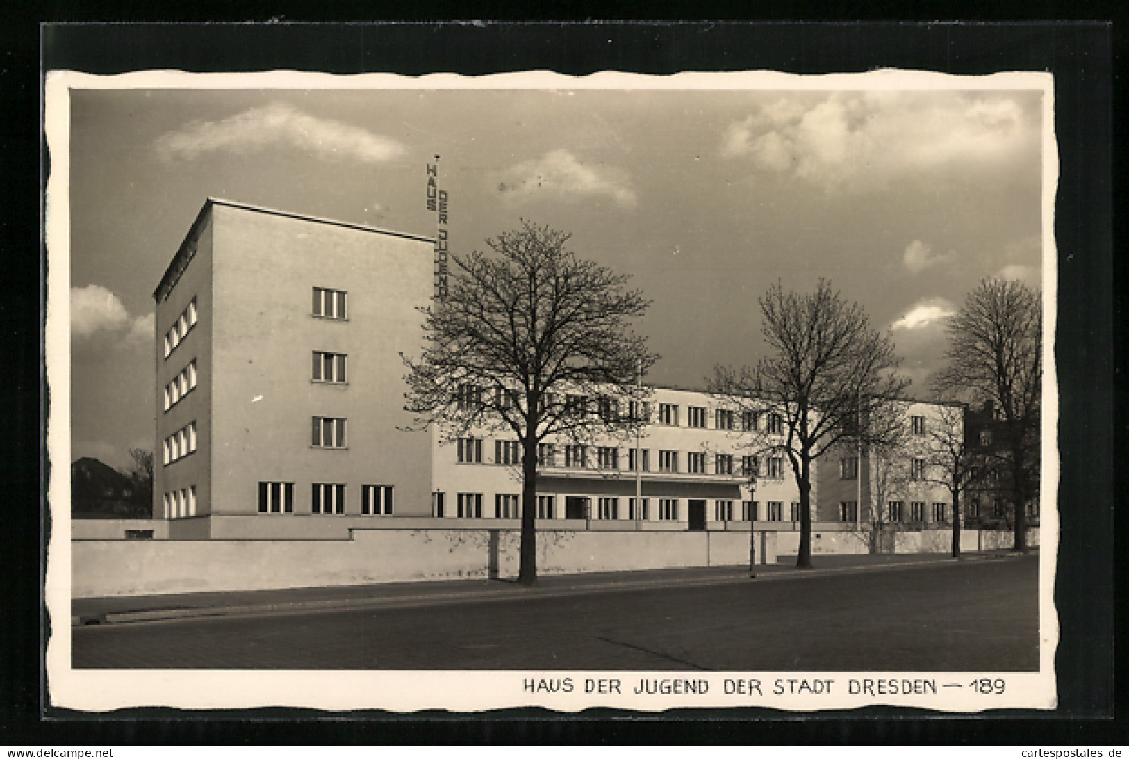 Foto-AK Dresden-Strehlen, Haus Der Jugend Der Stadt Dresden, Platz  - Dresden