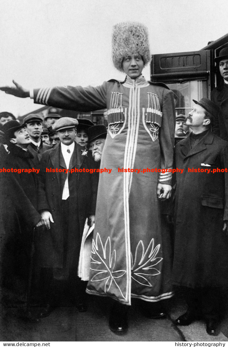 F015796 Feodor Andreevich Makhnov. In Traditional Costume. The Rusian Giant. London Hippodrome. 1906 - REPRODUCTION - Other & Unclassified