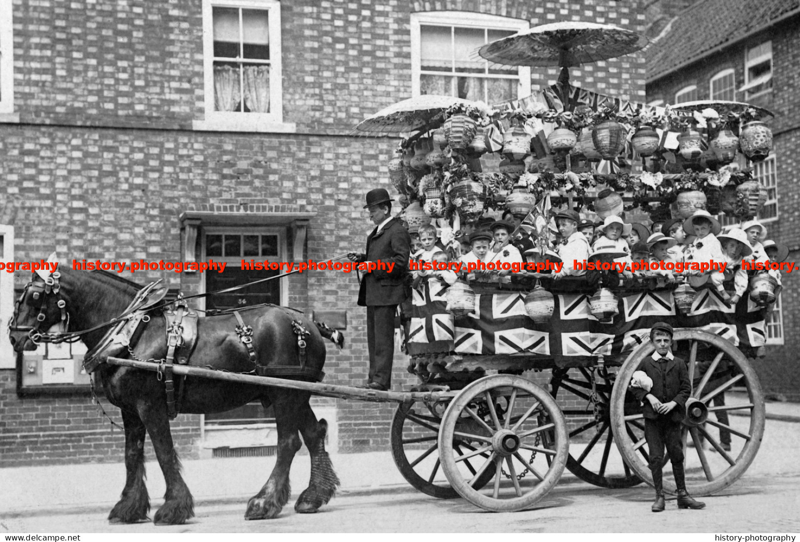 F015803 Children Sitting In Horse Drawn Cart. In Newark. Nottinghamshire. 1905 - REPRODUCTION - Other & Unclassified