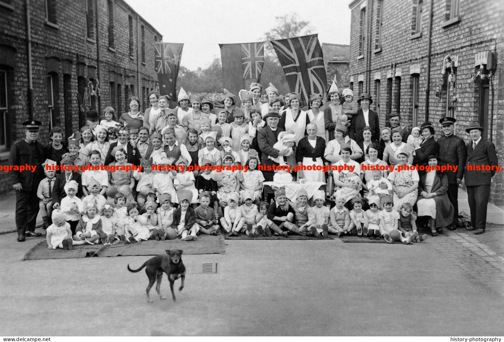 F015797 Celebration WW1. Peace. York. Children Women And Men Sitting On The Street. North Yorkhire. 1919 - REPRODUCTION - Other & Unclassified