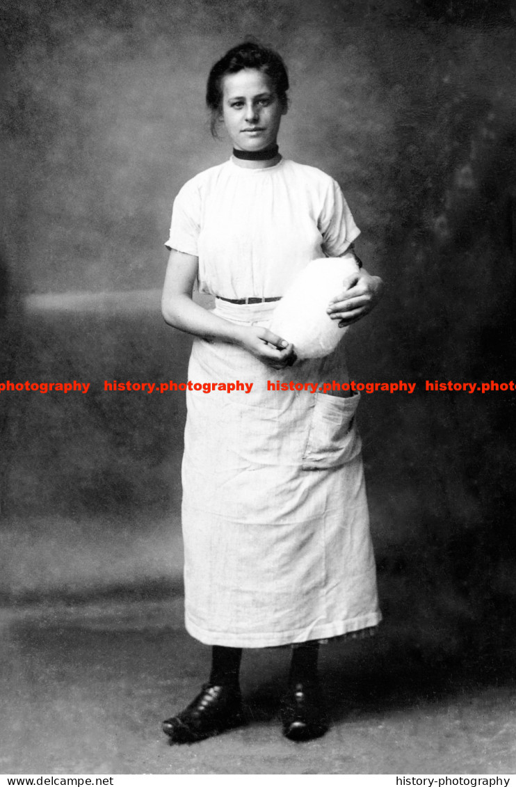 F015795 Young Girl With Cotton Spool In Hands. Lancashire. 1909 - REPRODUCTION - Other & Unclassified