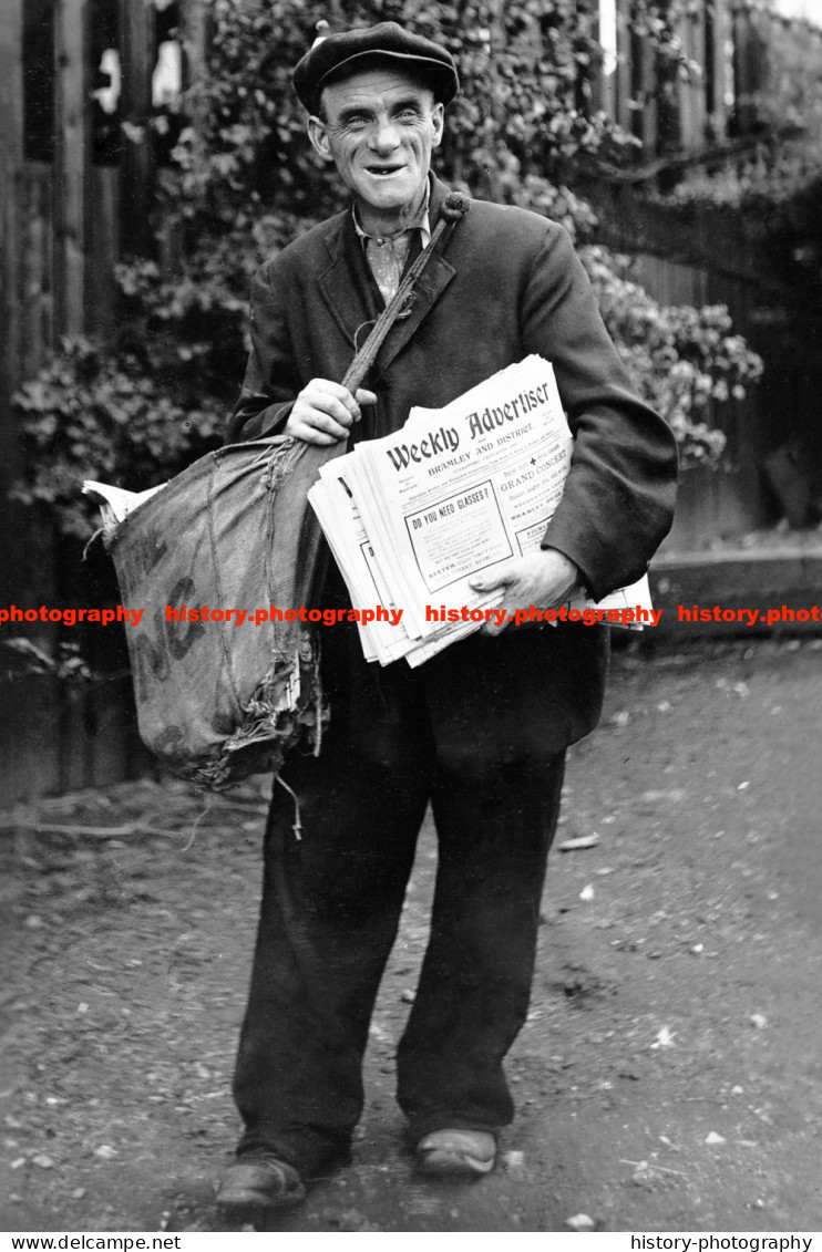 F015787 Man Selling Weekly Advertiser Newspaper. Bramley. Leeds. 1910 - REPRODUCTION - Other & Unclassified