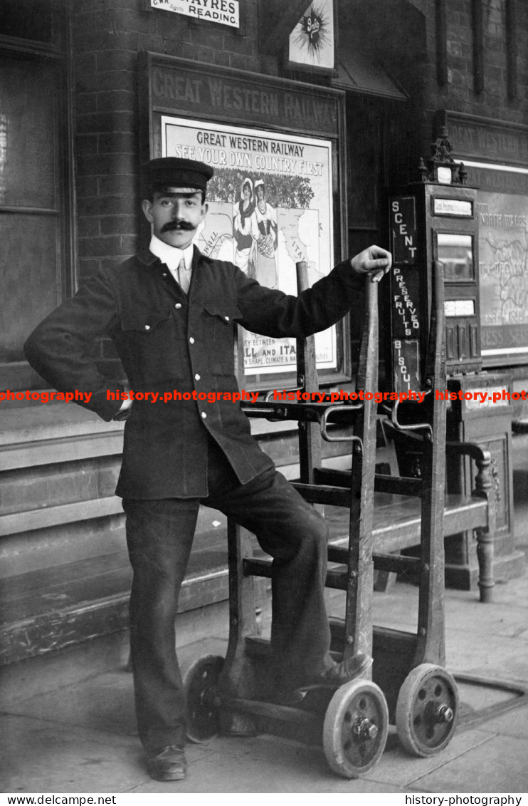 F015789 Porter In Uniform. Reading Railway Station. Berkshire. 1905 - REPRODUCTION - Other & Unclassified