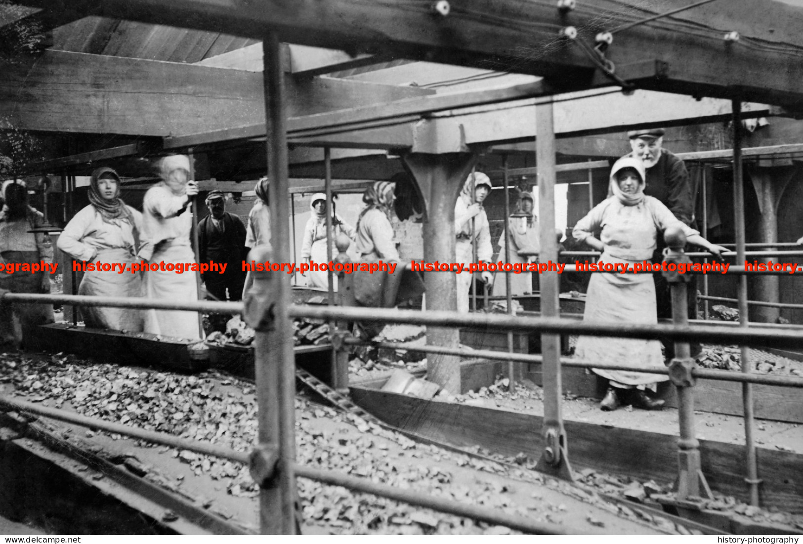 F015788 Colliery Girls At Work. Lancashire. 1905 - REPRODUCTION - Other & Unclassified