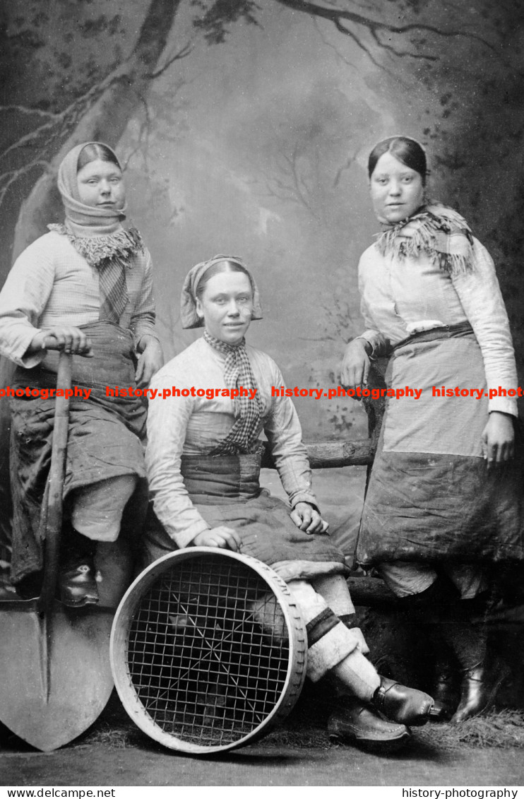 F015780 Pit Brow Girls. Wigan. Lancashire. 1905 - REPRODUCTION - Other & Unclassified