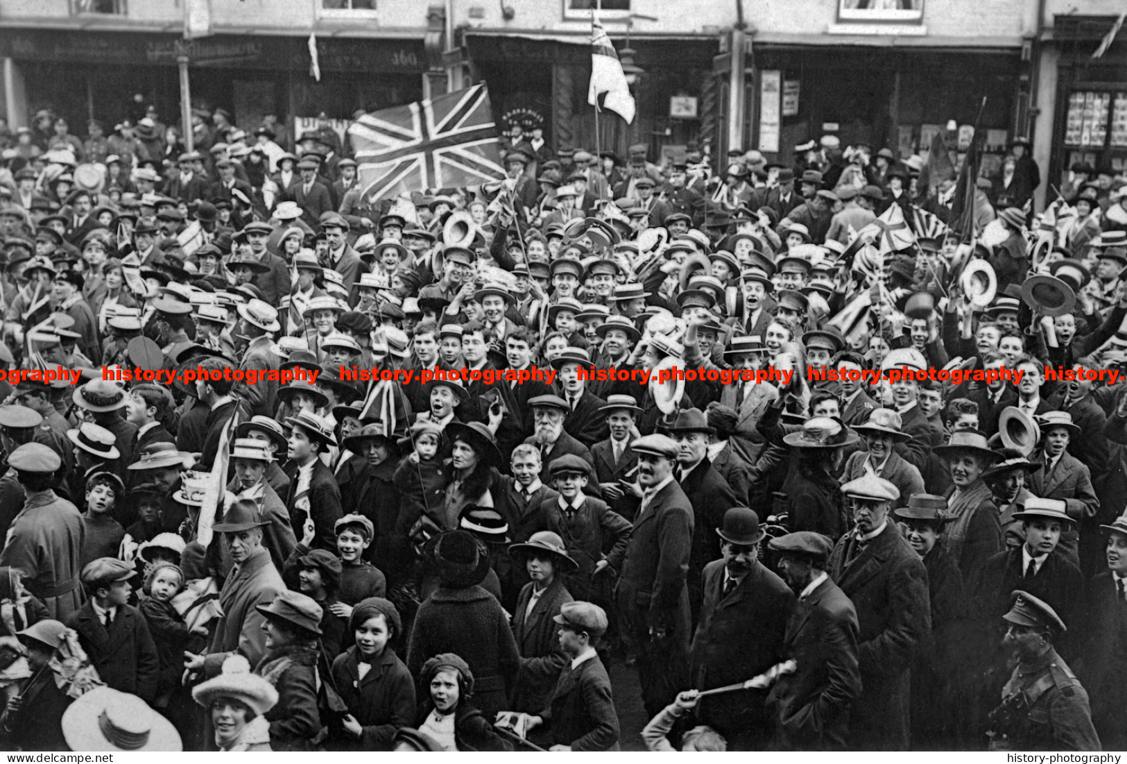 F015776 People In The Streets Celebrate Armistice Day. End Of WW1. Winchester. Hampshire. 11.11.1918 - REPRODUCTION - Other & Unclassified