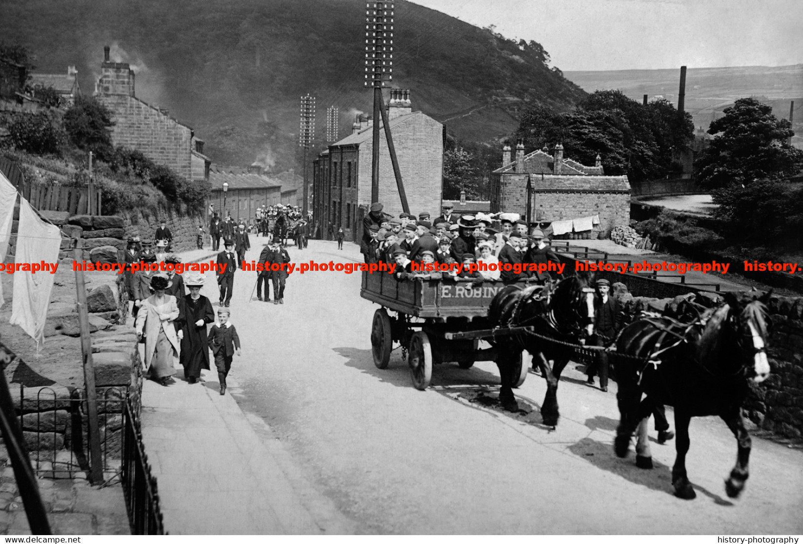 F015736 Busy Street View. King Street Parade. Hebden Bridge. West Yorkshire. 1905 - REPRODUCTION - Other & Unclassified