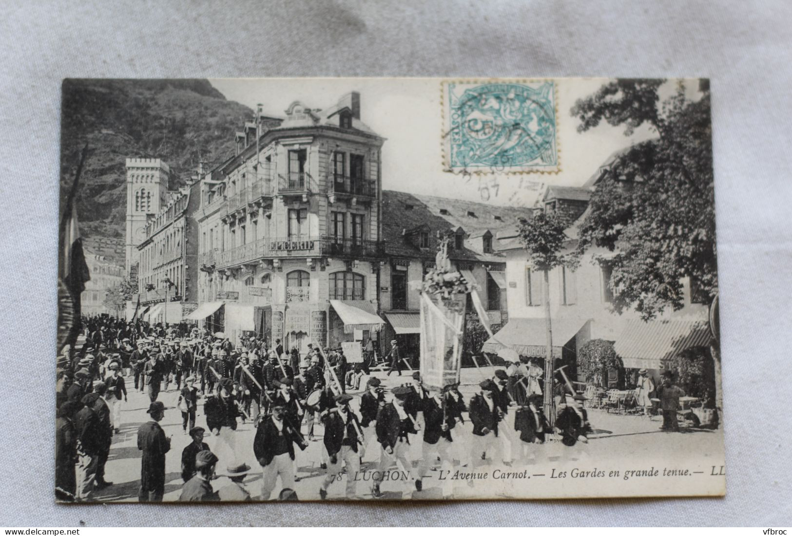 N431, Cpa 1907, Luchon, L'avenue Carnot, Les Gardes En Grande Tenue, Haute Garonne 31 - Luchon
