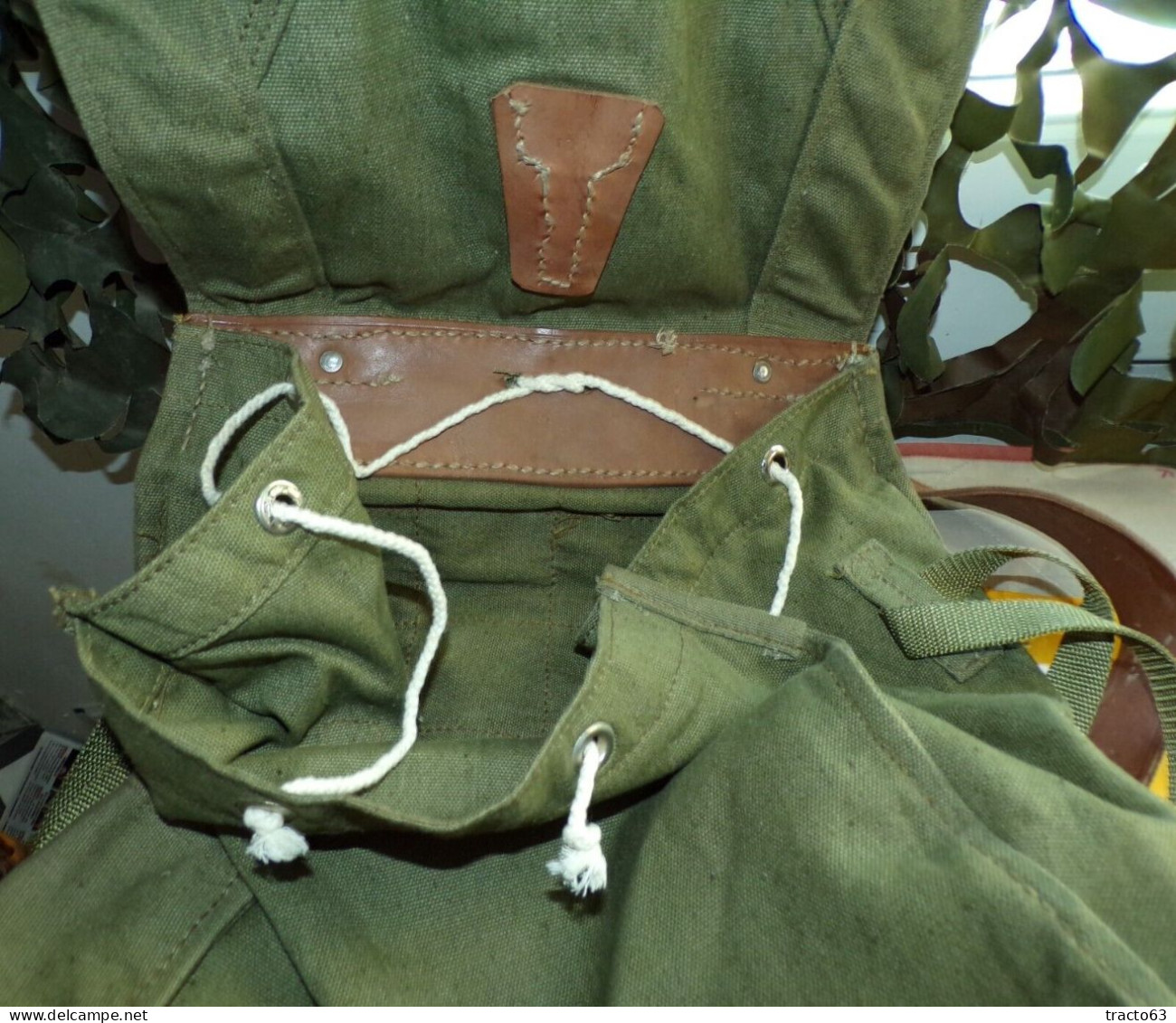 SAC A DOS ROMANIAN ARMY BACKPACK CANVAS WWII , EMPLACEMENT POUR LE CASQUE , TAMPON SUR LES SANGLES  ,FERMETURE PAR CORDA