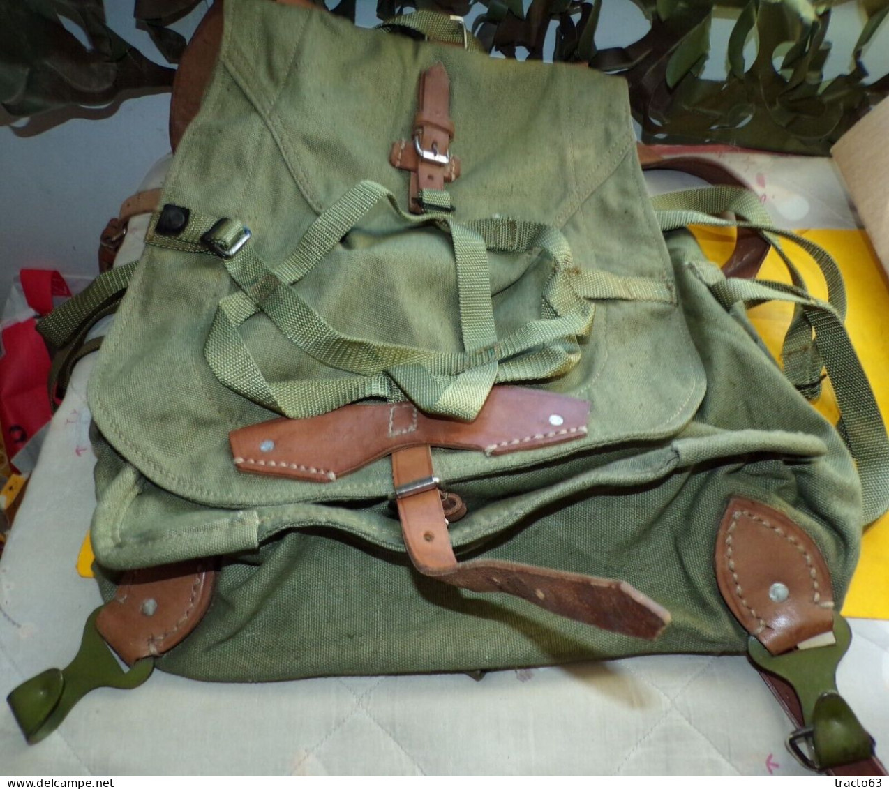 SAC A DOS ROMANIAN ARMY BACKPACK CANVAS WWII , EMPLACEMENT POUR LE CASQUE , TAMPON SUR LES SANGLES  ,FERMETURE PAR CORDA