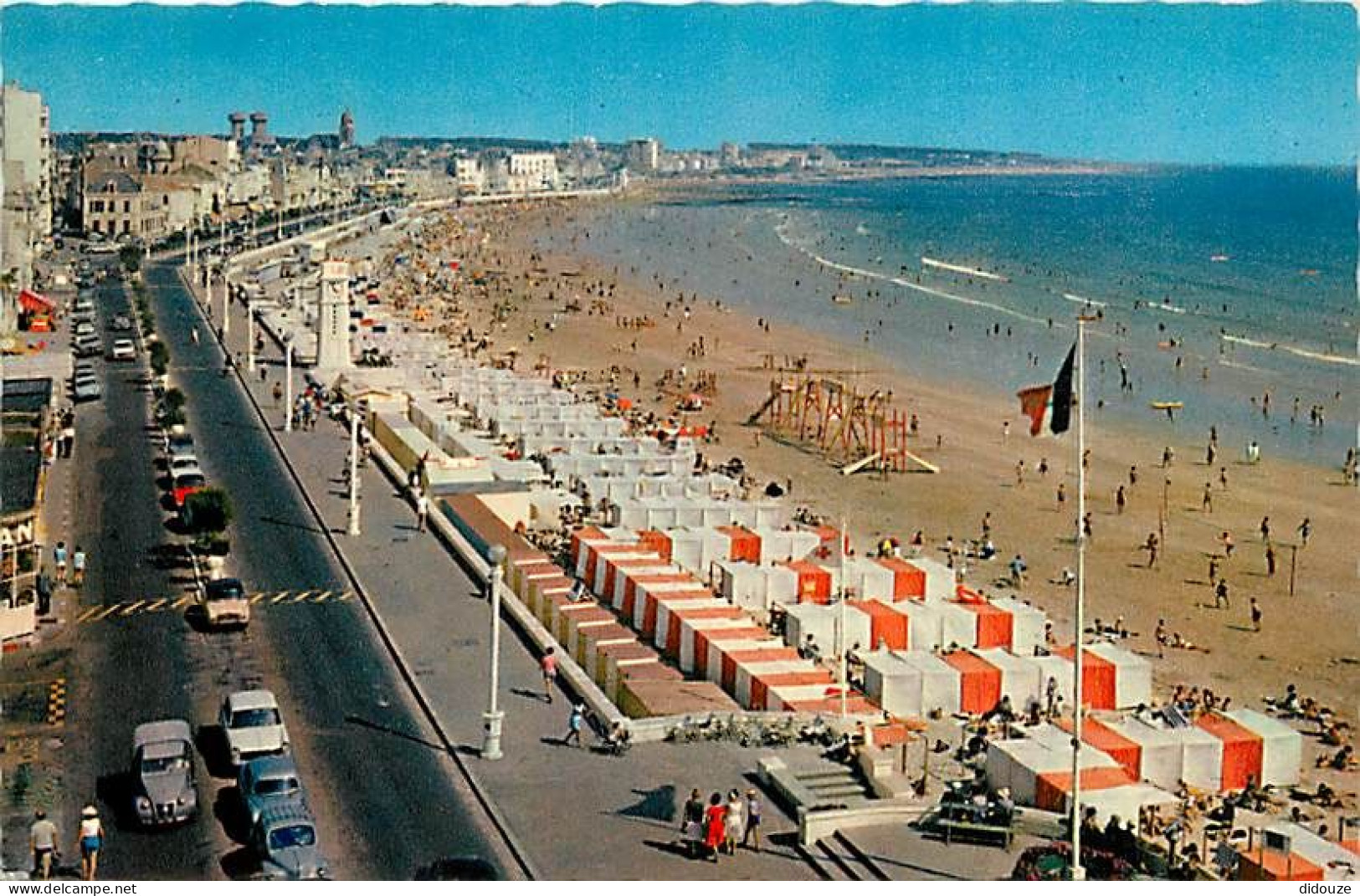 Automobiles - Les Sables D'Olonne - Le Remblai Et La Plage - CPSM Format CPA - Voir Scans Recto-Verso - PKW