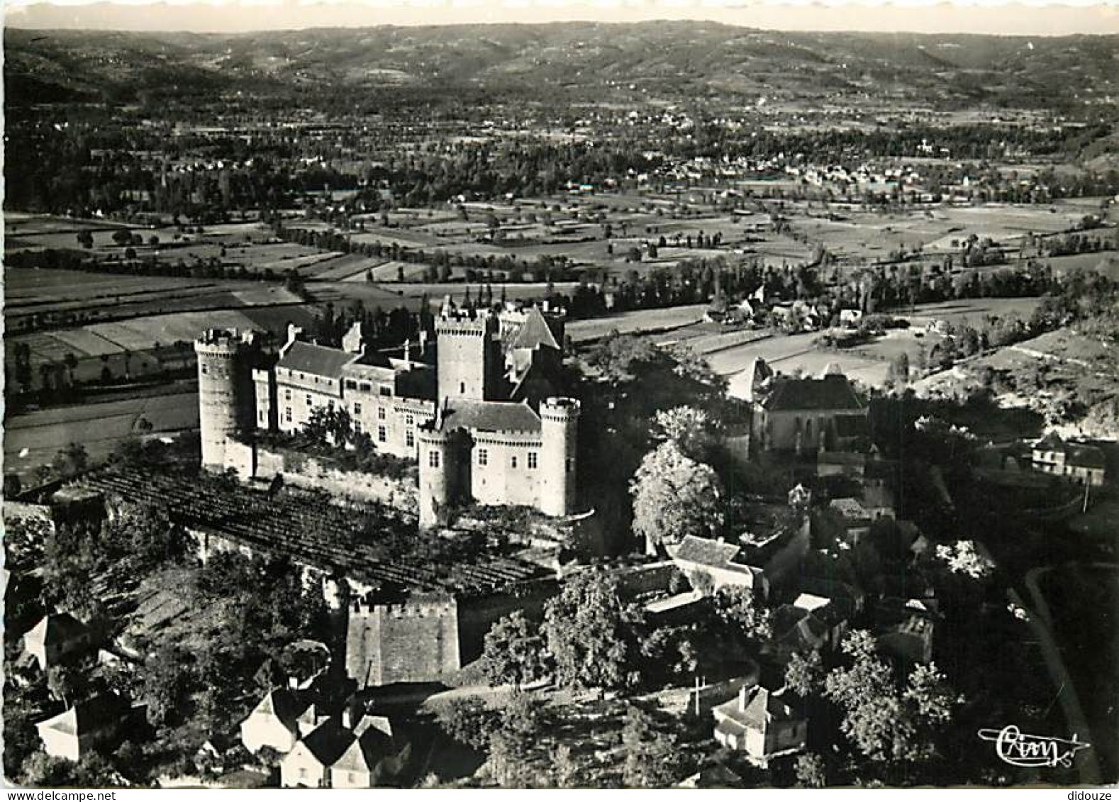 46 - Castelnau Bretenoux - Château De Castelnau - Vue Aérienne - Carte Dentelée - CPSM Grand Format - Voir Scans Recto-V - Bretenoux