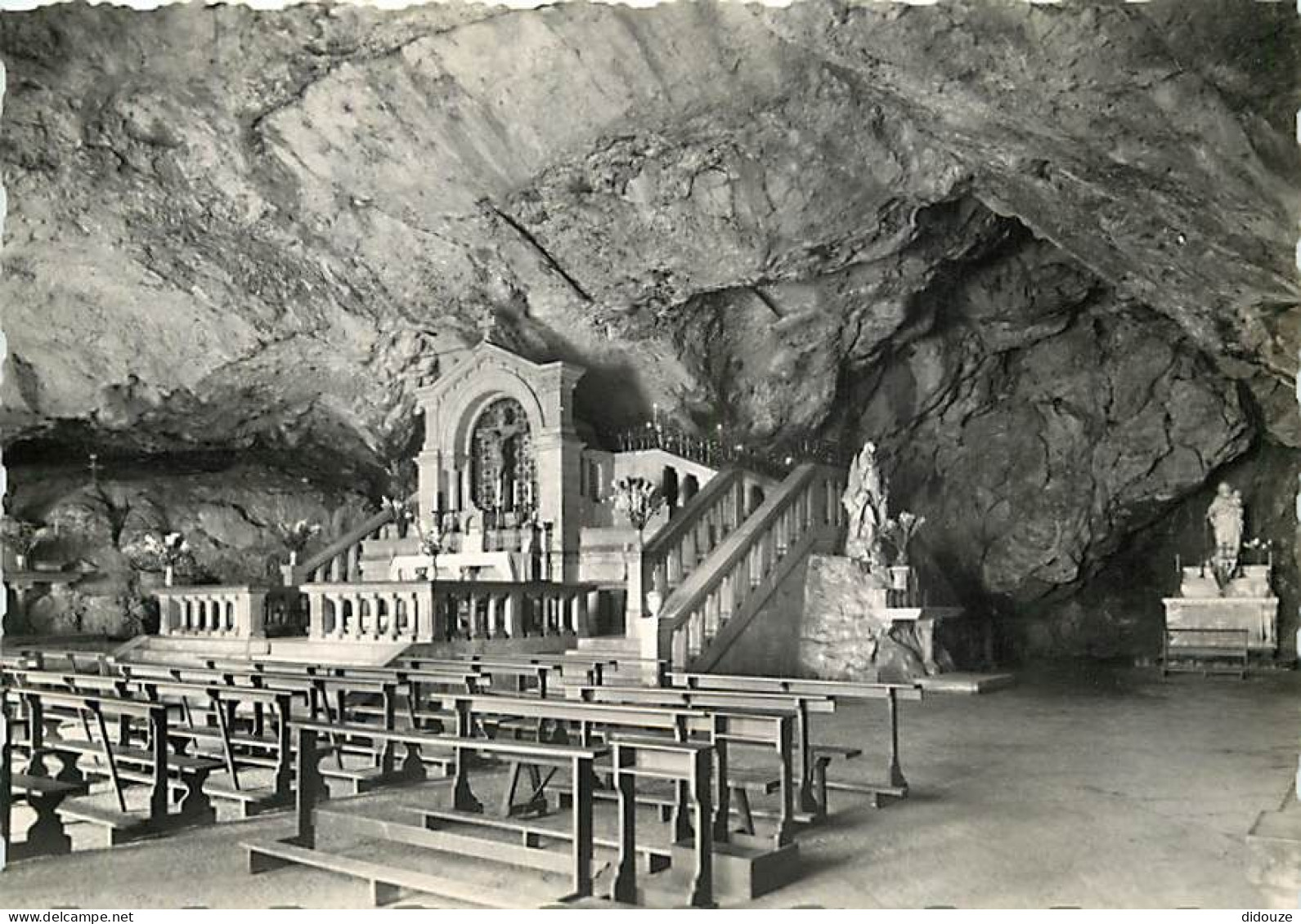 83 - La Sainte Baume - Chapelle Dans L'intérieur De La Grotte - Mention Photographie Véritable - CPSM Grand Format - Car - Saint-Maximin-la-Sainte-Baume