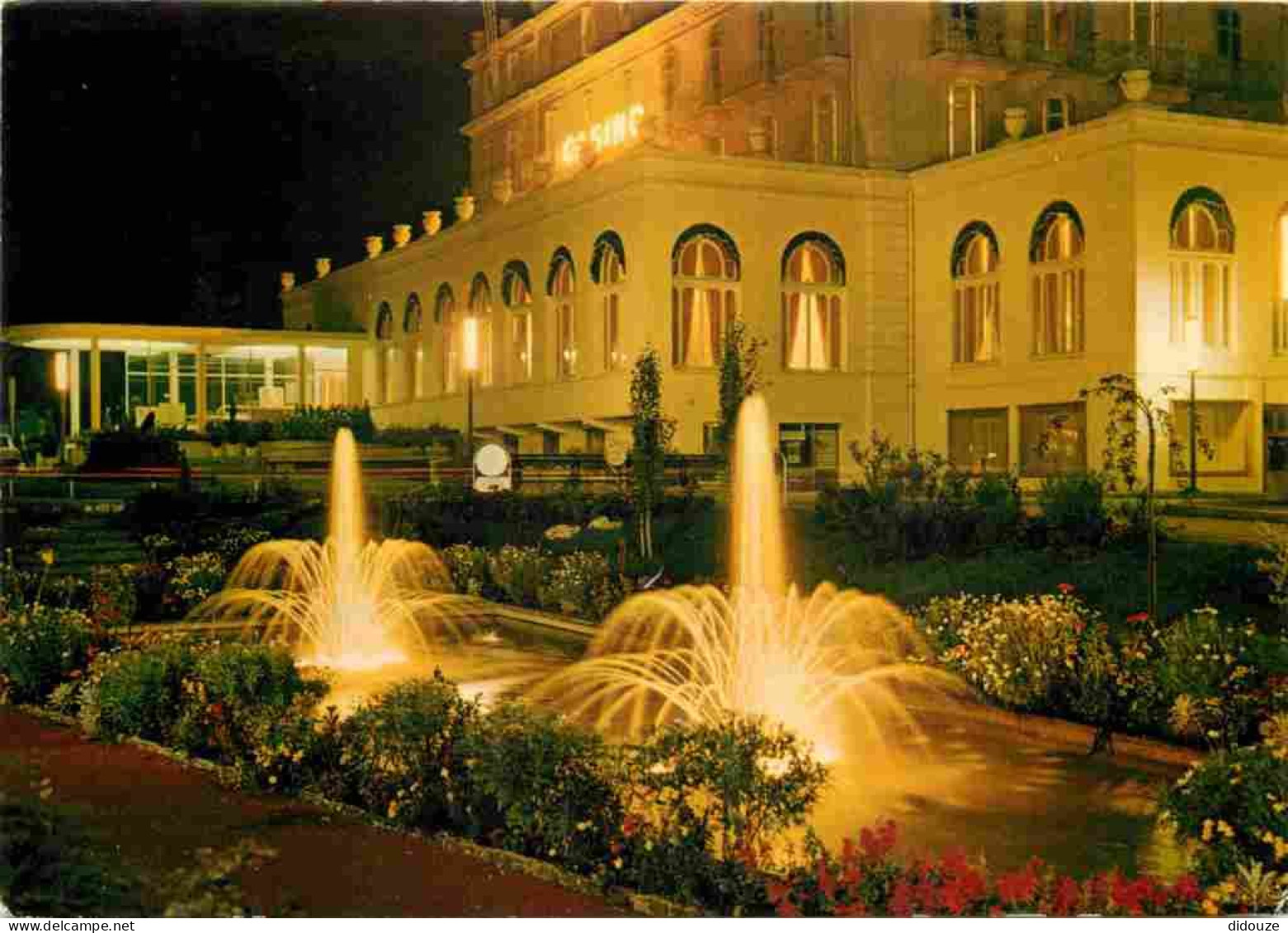 01 - Divonne Les Bains - Le Casino - Vue De Nuit - CPM - Voir Scans Recto-Verso - Divonne Les Bains