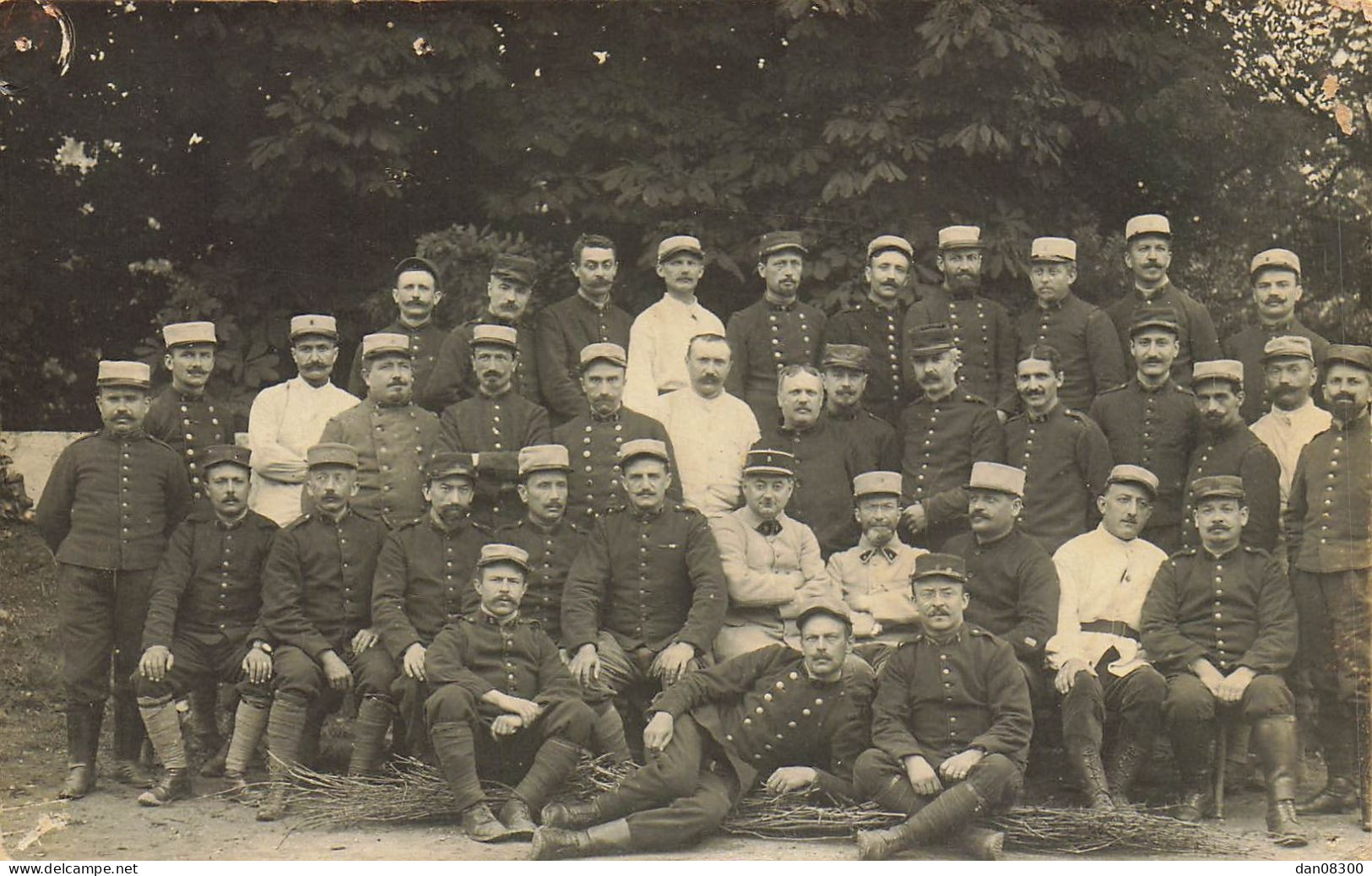 CARTE PHOTO NON IDENTIFIEE UNE COMPAGNIE DE SOLDATS PREND LA POSE - Te Identificeren