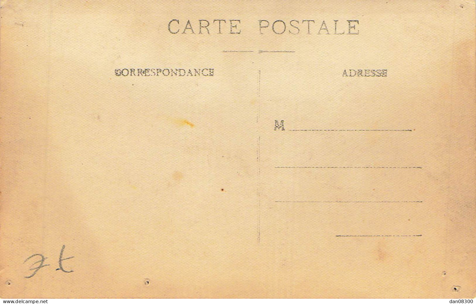 CARTE PHOTO NON IDENTIFIEE UNE COMPAGNIE DE SOLDATS PREND LA POSE - A Identifier