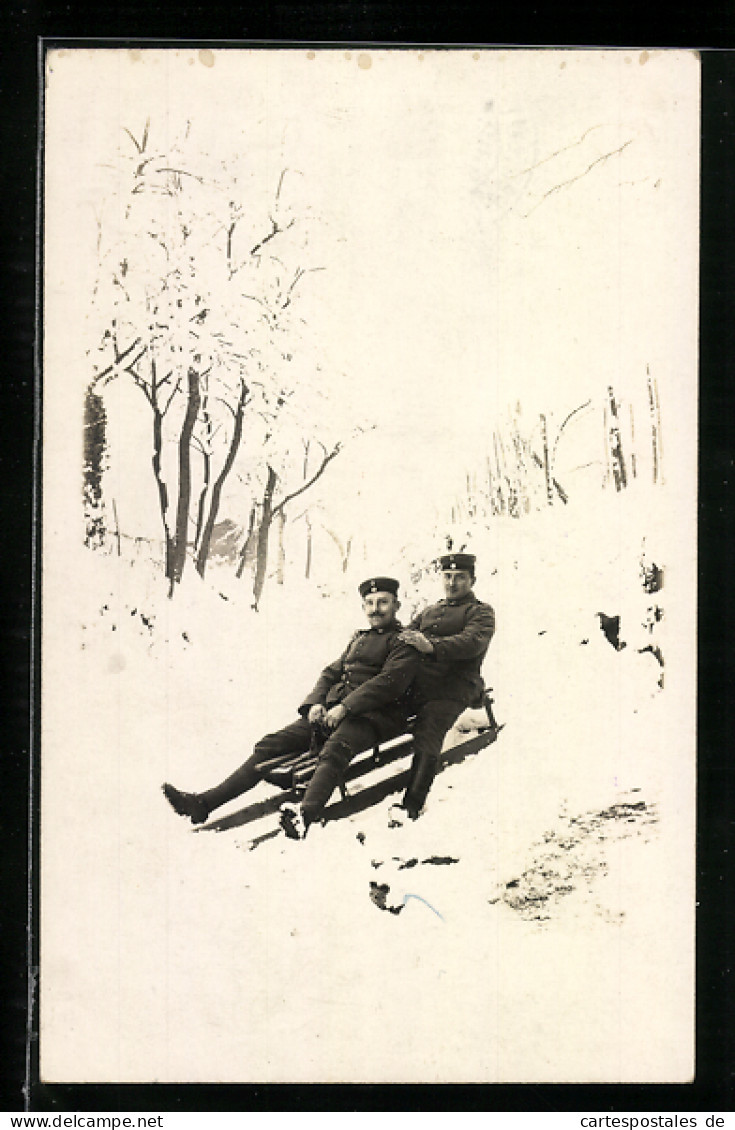 Foto-AK Zwei Soldaten Auf Schlitten Im Schnee  - Wintersport