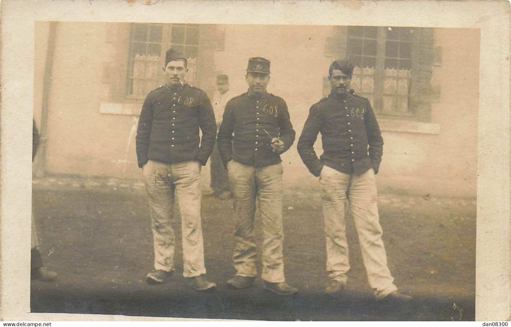 CARTE PHOTO NON IDENTIFIEE TROIS SOLDATS N° 608 SUR LA VESTE - A Identifier