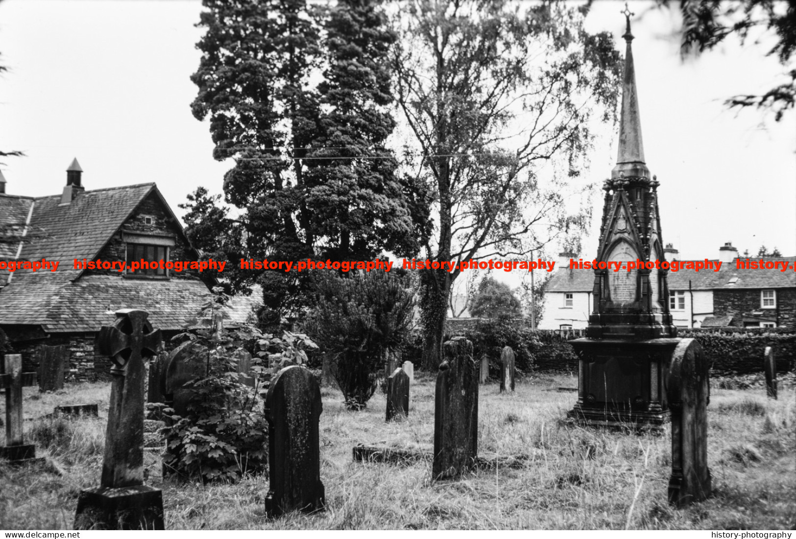 Q002783 Coniston. St Andrews Church. Churchyard. Cumbria. 1981 - REPRODUCTION - Sonstige & Ohne Zuordnung