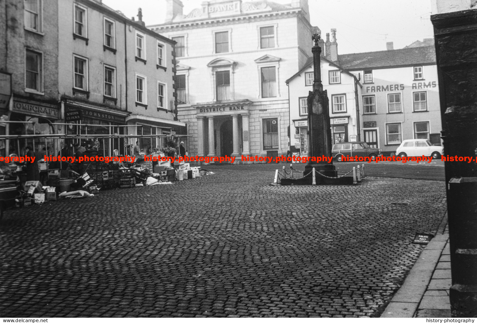 Q003552 Ulverston Market Place. District Bank. Cumbria. 1967 - REPRODUCTION - Altri & Non Classificati