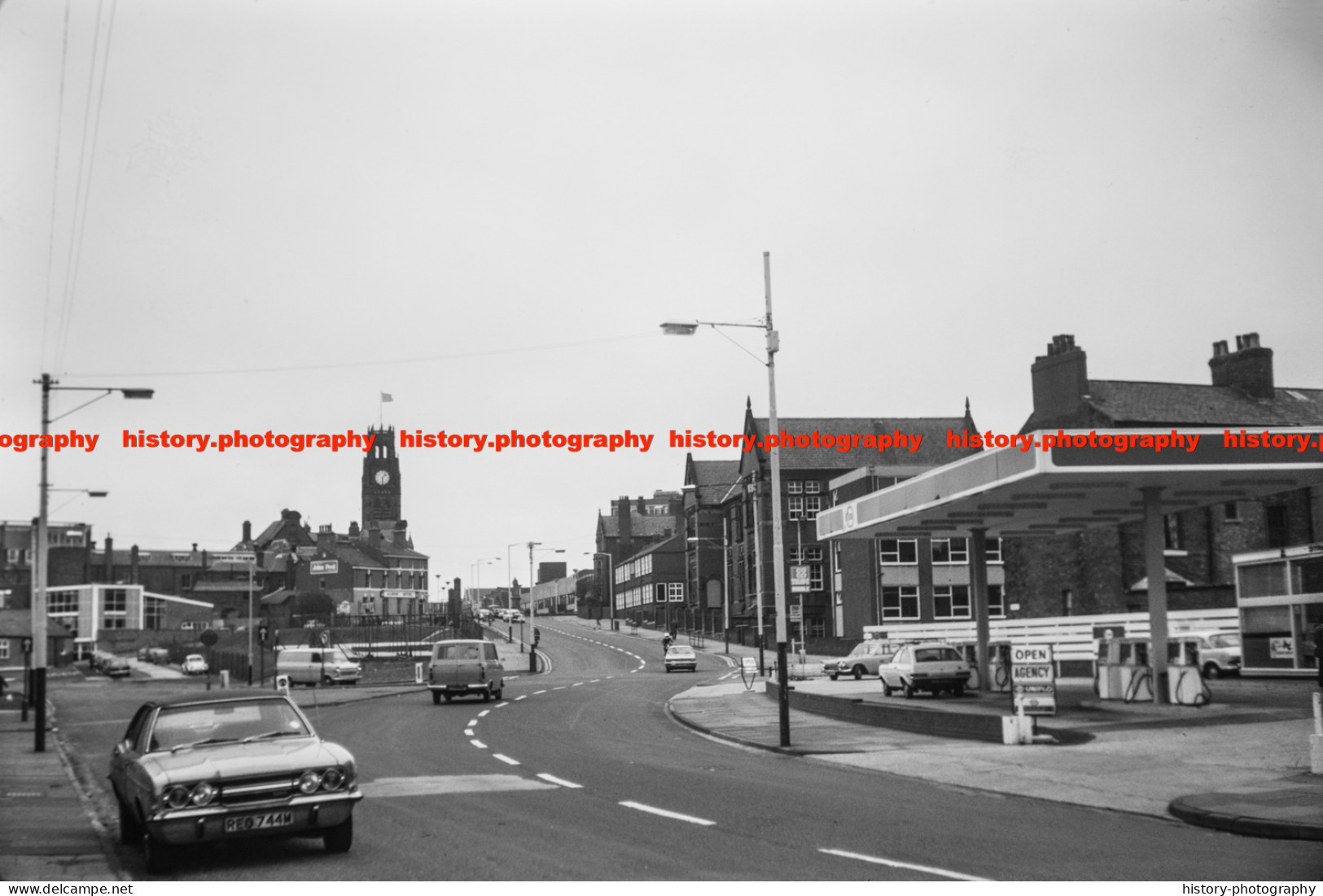 Q003225 Barrow In Furness. Town Hall. Petrol Station. 1974 - REPRODUCTION - Altri & Non Classificati