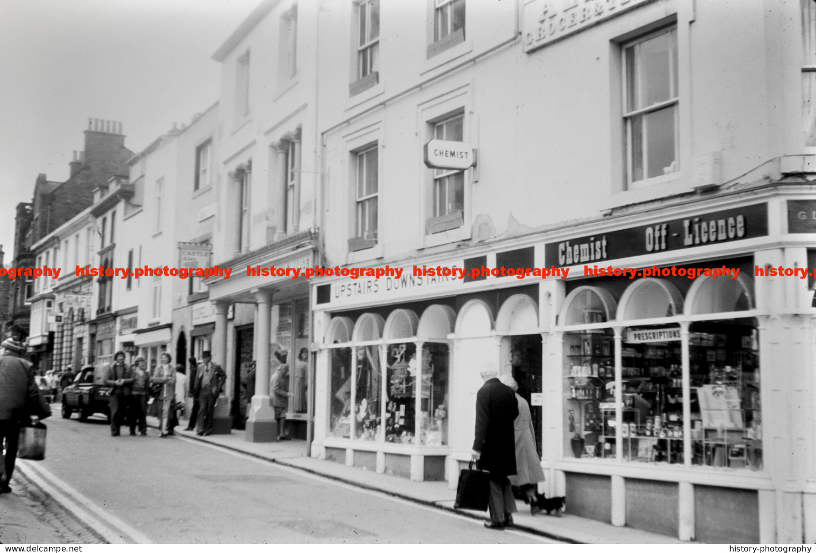 Q003166 Keswick. Shops. Market Place. Cumbria. 1979 - REPRODUCTION - Autres & Non Classés