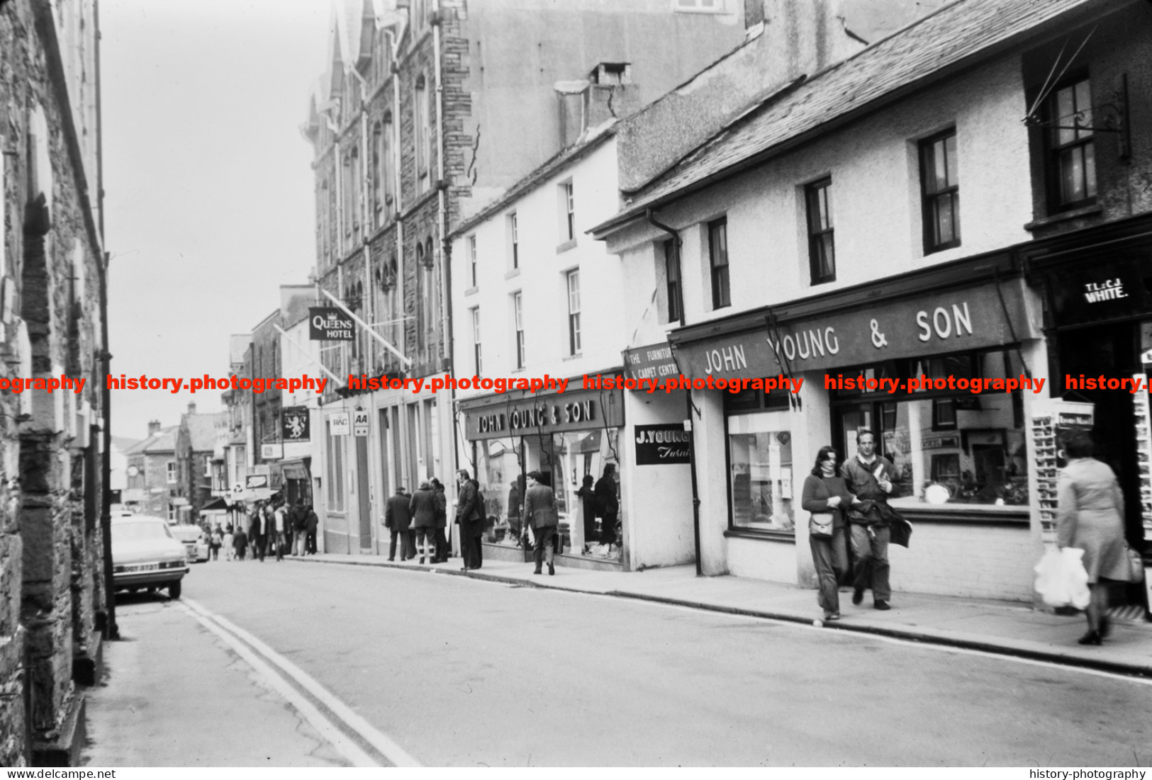 Q003162 Keswick. Shops. Queens Hotel. Market Place. Cumbria. 1979 - REPRODUCTION - Other & Unclassified