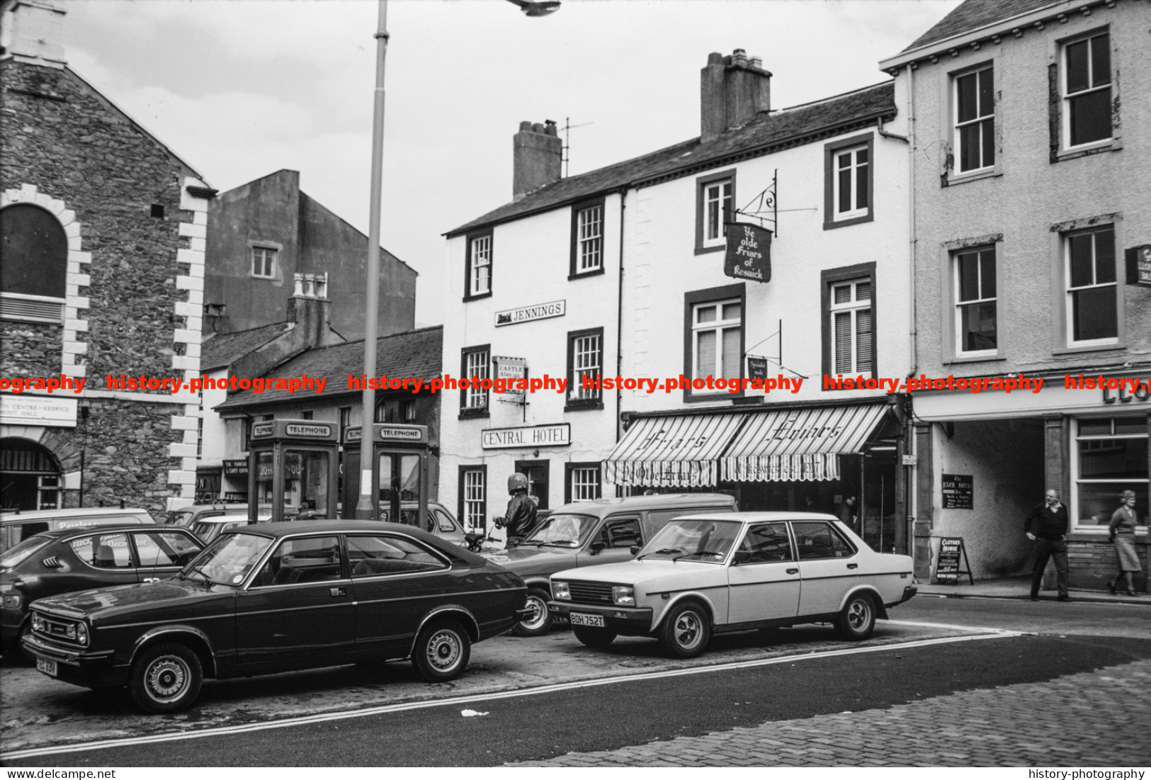 Q003163 Keswick. Shops. Central Hotel. Market Place. Cumbria. 1981 - REPRODUCTION - Otros & Sin Clasificación