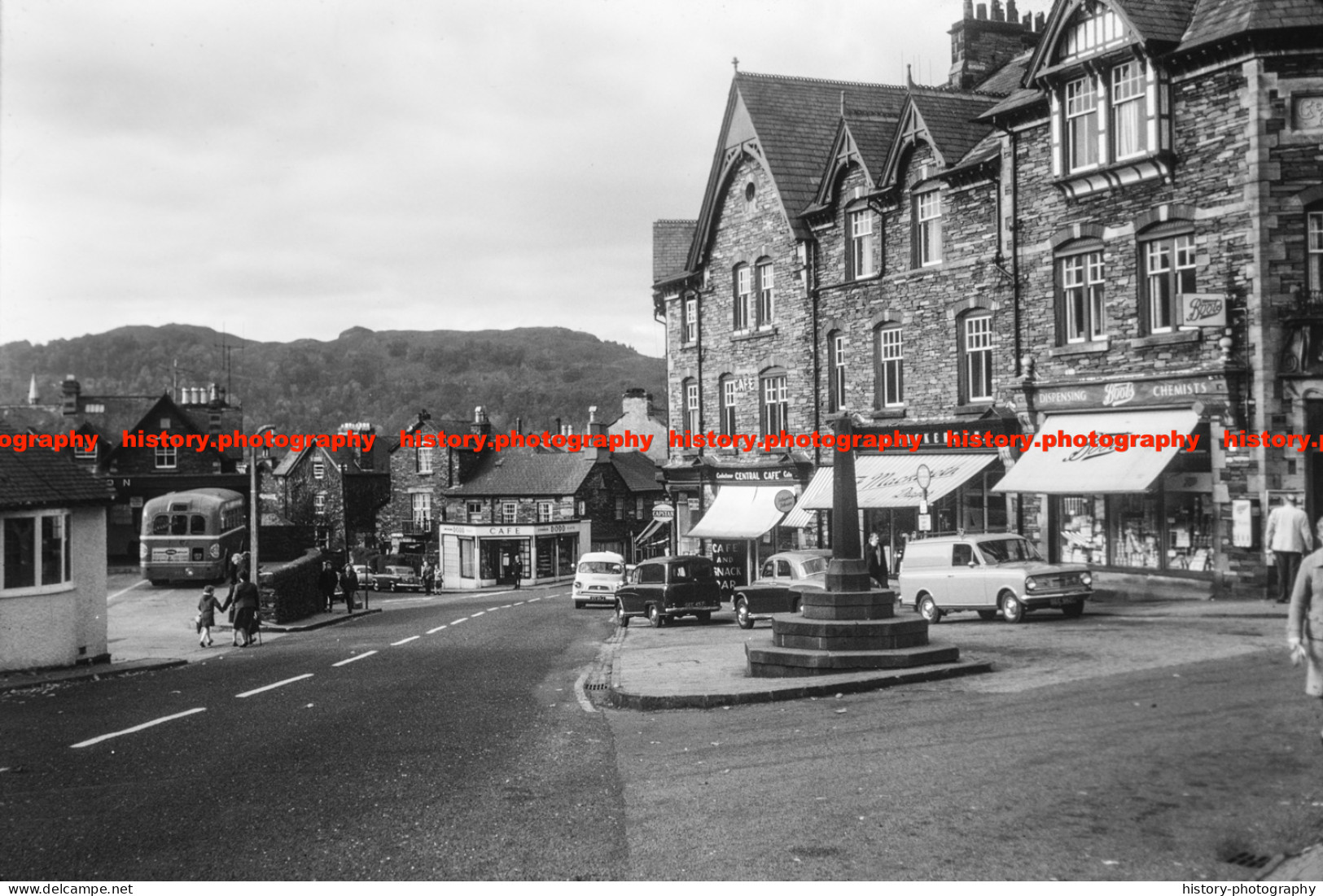 Q003115 Ambleside. Central Buildings. Cafe Dodd. Cumbria. 1965 - REPRODUCTION - Andere & Zonder Classificatie